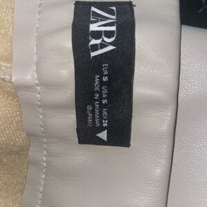 Zara Cream Bag with Sleek Design